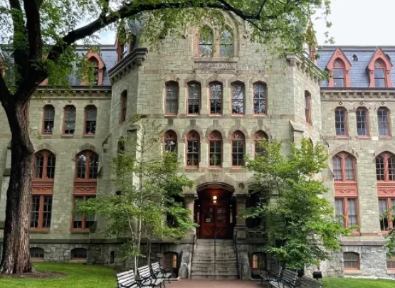 美国大学本科学费